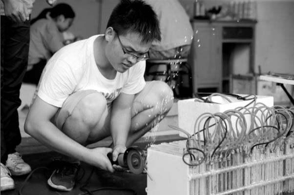 長沙理工大學(xué)師生研制新型電池 電動(dòng)車加鹽水就能跑300公里