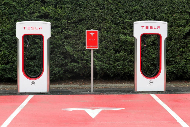 特斯拉開發(fā)無(wú)人駕駛充電卡車 拉攏運(yùn)輸行業(yè)一起建設(shè)充電樁