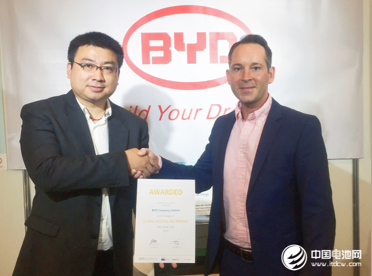 比亞迪儲(chǔ)能業(yè)務(wù)發(fā)展總監(jiān)郭彬（左）接受評選組委會(huì)頒獎(jiǎng)