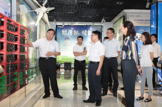 魏銀倉董事長向鄭建榮廳長介紹儲能系統產品