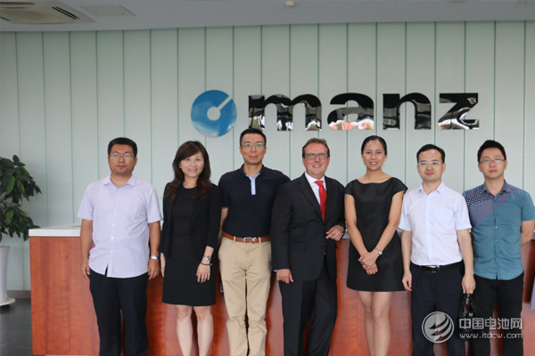 亞智系統(tǒng)科技（蘇州）有限公司相關(guān)領(lǐng)導(dǎo)與媒體記者合影