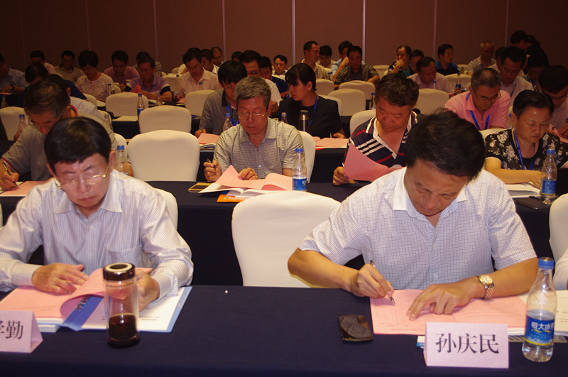 學(xué)會(huì)成員在認(rèn)真填寫(xiě)選票