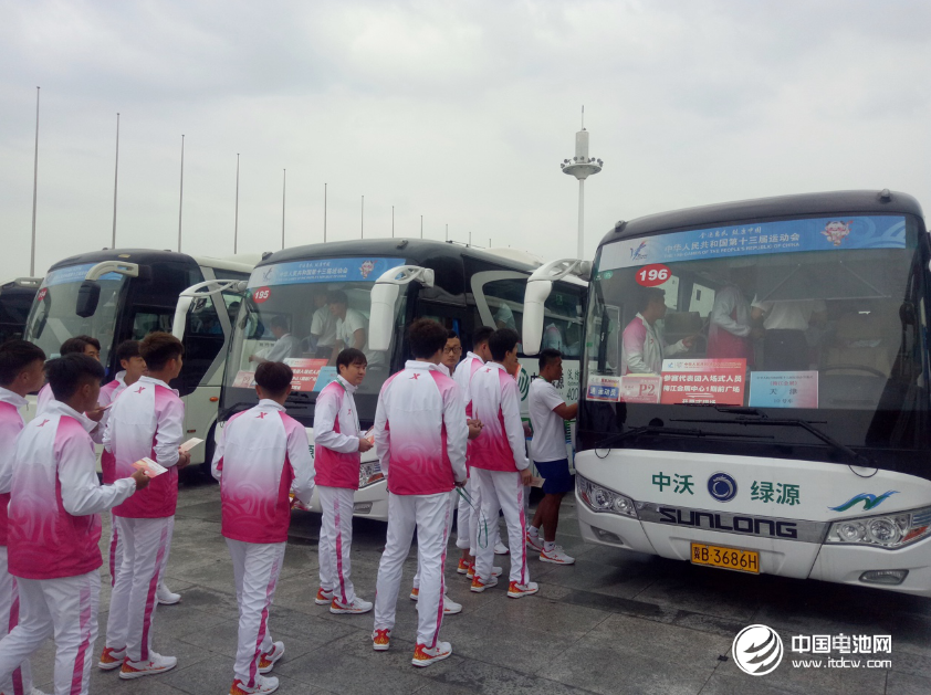 沃特瑪創(chuàng)新聯(lián)盟純電動(dòng)大巴接送參賽代表團(tuán)