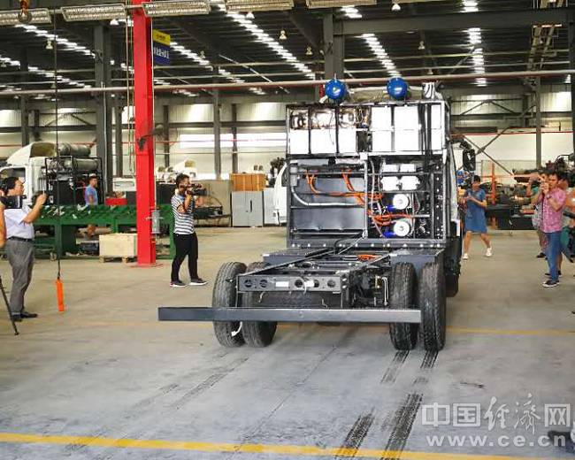 首輛水氫燃料汽車駛出車間 圖/中國經(jīng)濟網(wǎng)