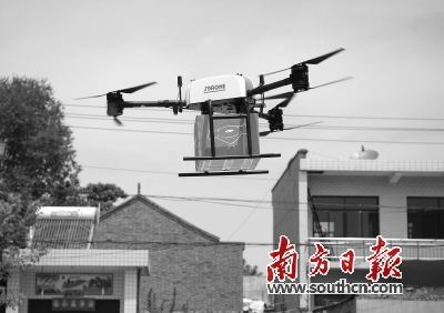 一架載貨無人機抵達降落點上空。 新華社 發