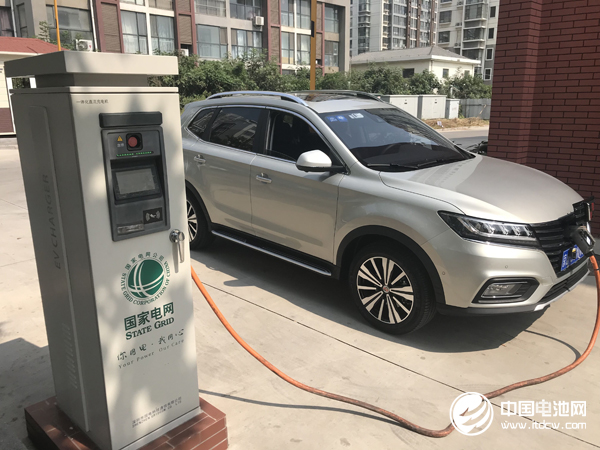 上汽榮威ERX5純電動SUV在國家電網快充樁充電