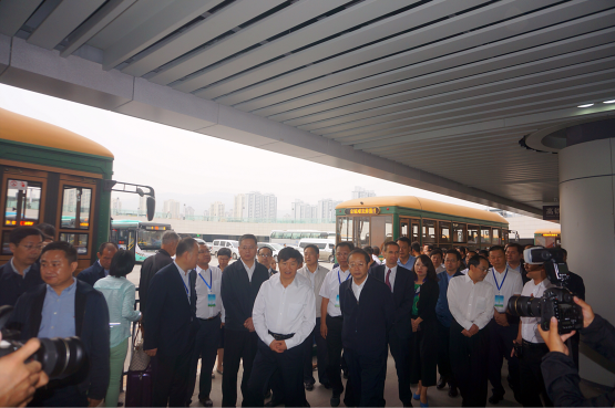 劉小明副部長認為新能源汽車推動了城市綠色出行的發展