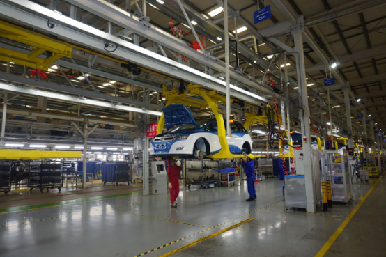 助推出租車全面電動化  第三批深圳市“的哥的姐”探營比亞迪