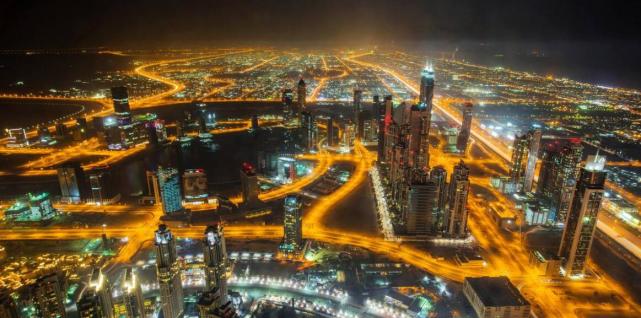 為了推廣電動車 連迪拜都祭出免費停車的優惠政策了