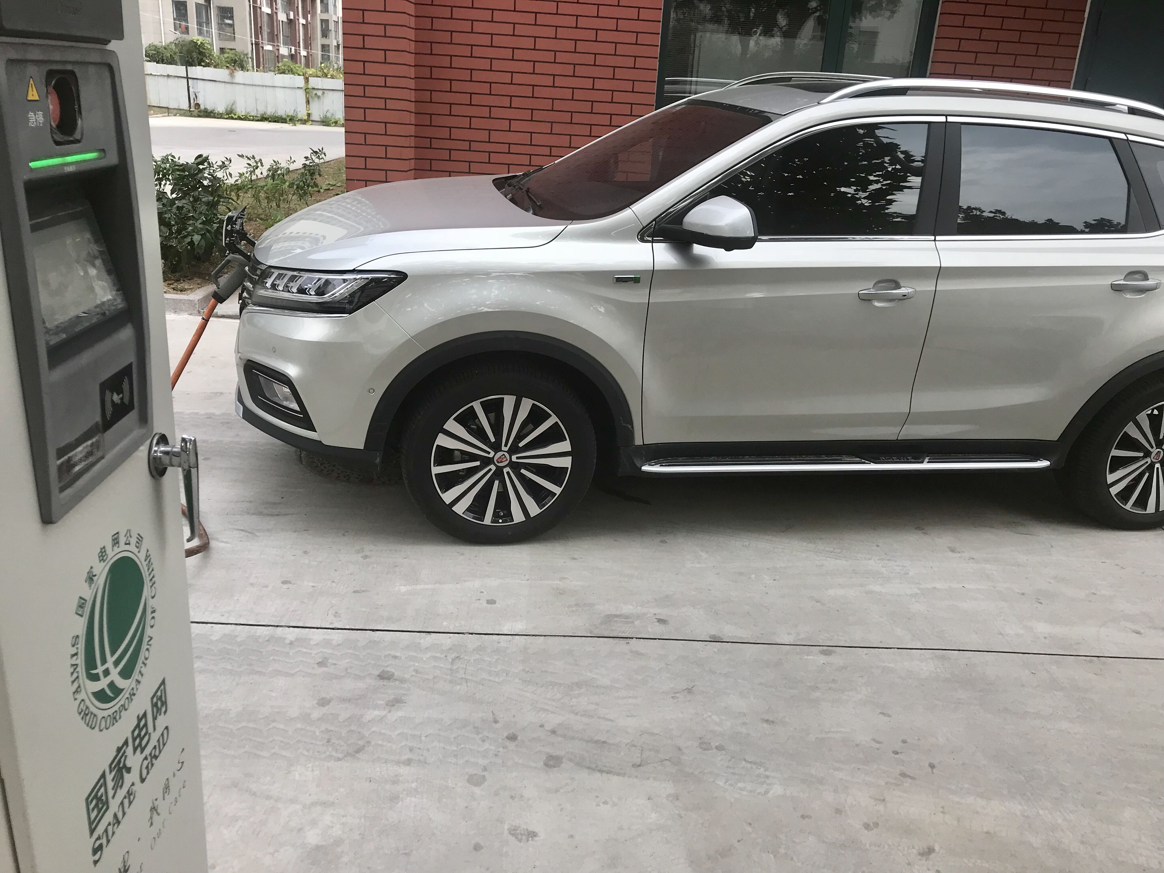 上汽榮威ERX5純電動車在國家電網充電服務區充電