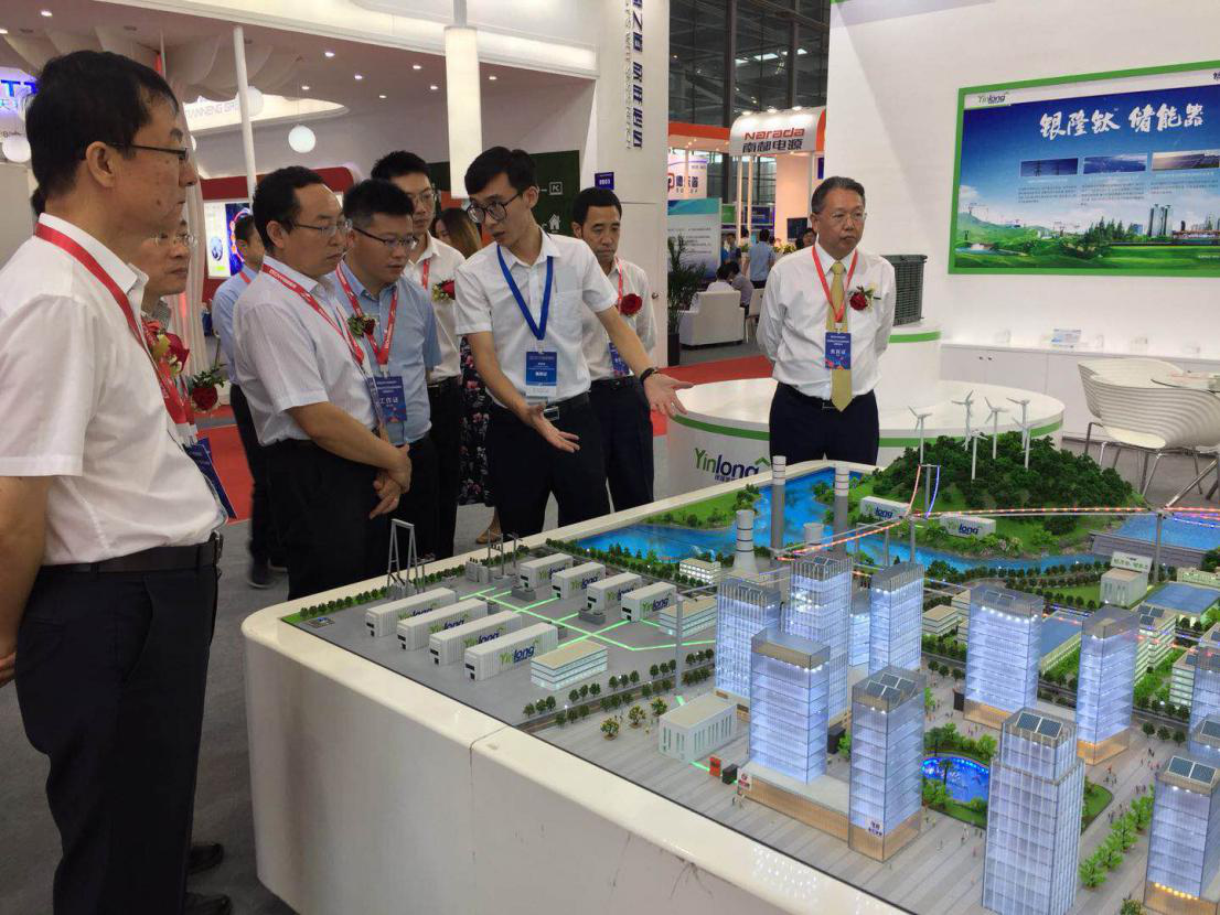 銀隆新能源展位上的儲能綠色生態圈沙盤備受矚目