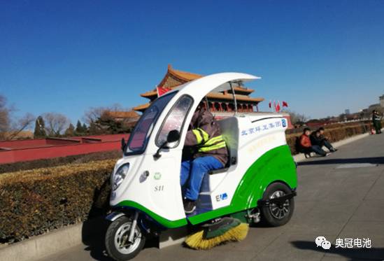 正在天安門前工作的電動(dòng)環(huán)衛(wèi)車