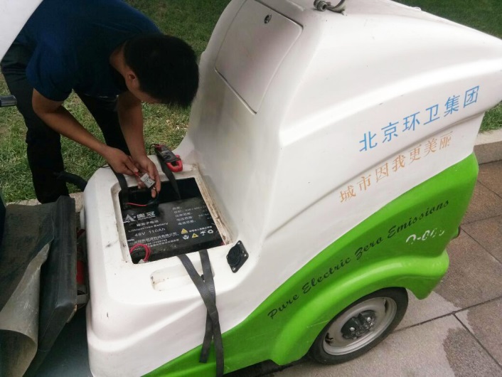 奧冠工程師正在細(xì)心維護(hù)電池系統(tǒng)