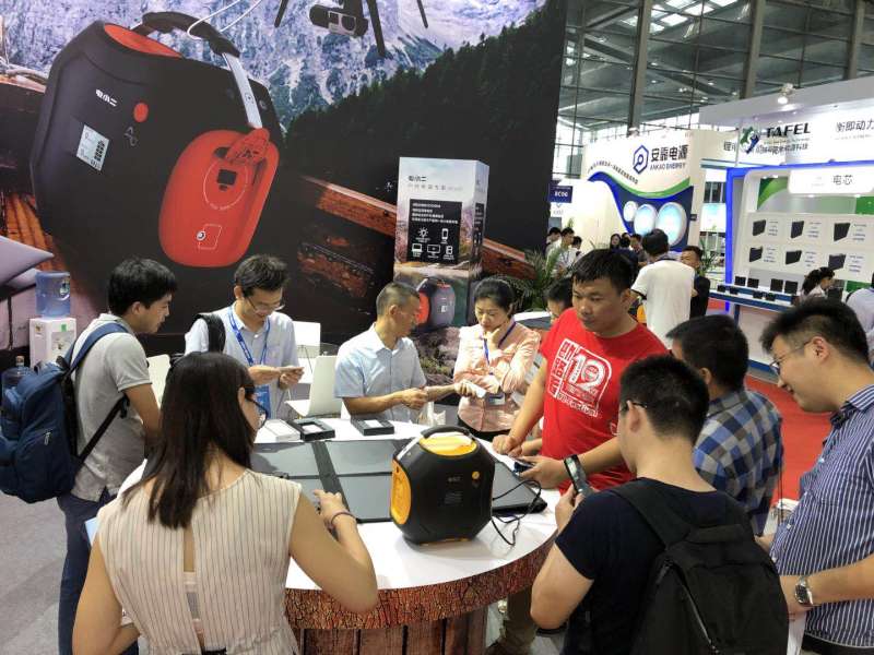 電小二戶外便攜電源躥紅第二屆中國儲能技術(shù)與應(yīng)用展覽會.jpg