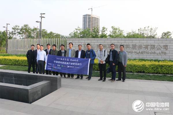 中國(guó)鋰電新能源產(chǎn)業(yè)鏈調(diào)研團(tuán)一行與滄州明珠領(lǐng)導(dǎo)合影