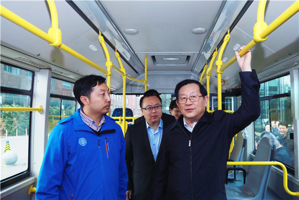 萬鋼視察北京億華通 指出氫燃料電池客車發展方向