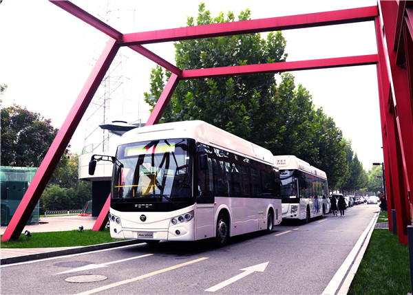 萬鋼視察北京億華通 指出氫燃料電池客車發展方向