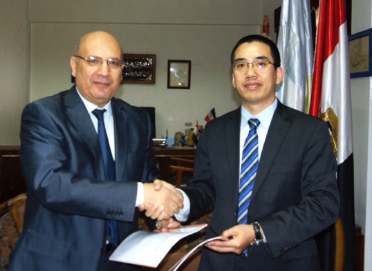 活動現場，比亞迪中東非洲汽車銷售事業部總經理黃志學（右）與亞歷山大市交通管理局主席Khaled Eleiwa進行簽約