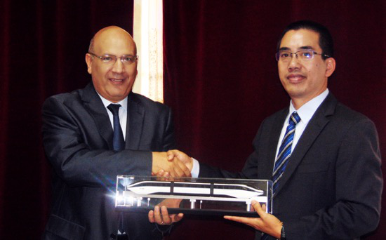 比亞迪中東非洲汽車銷售事業部總經理黃志學（右）將云軌模型贈與亞歷山大市交通管理局主席Khaled Eleiwa 