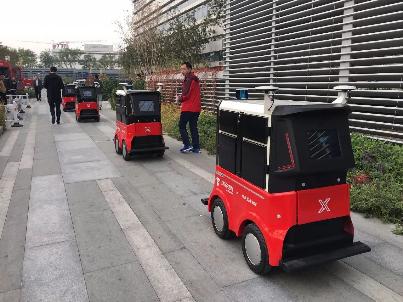 “京東X事業部”的無人配送車