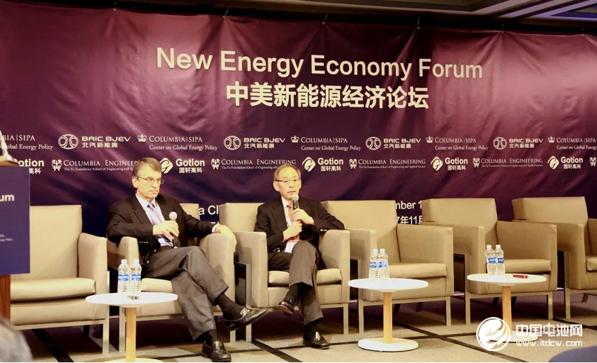 諾貝爾獎(jiǎng)得主、斯坦福大學(xué)教授、美國(guó)能源部前部長(zhǎng)朱棣文（右）和美國(guó)能源部前副部長(zhǎng)大衛(wèi)?桑德羅（左）與嘉賓互動(dòng)交流