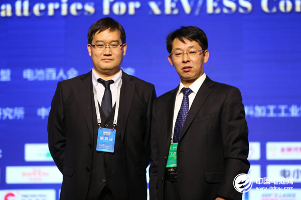 博睿斯創始人黃騰（左）鋰電“達沃斯”組委會秘書長、中關村新型電池技術創新聯盟秘書長于清教（右）