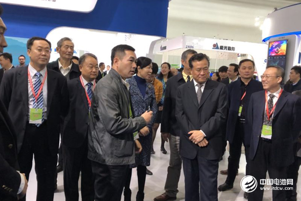 領(lǐng)導(dǎo)們聽取銀隆新能源儲能部總經(jīng)理孫放的介紹