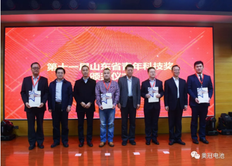 集團(tuán)董事長孟祥輝（右一）上臺領(lǐng)獎