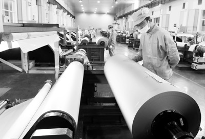 工人在銅陵有色銅冠銅箔公司車間里生產(chǎn)超低輪廓電子銅箔