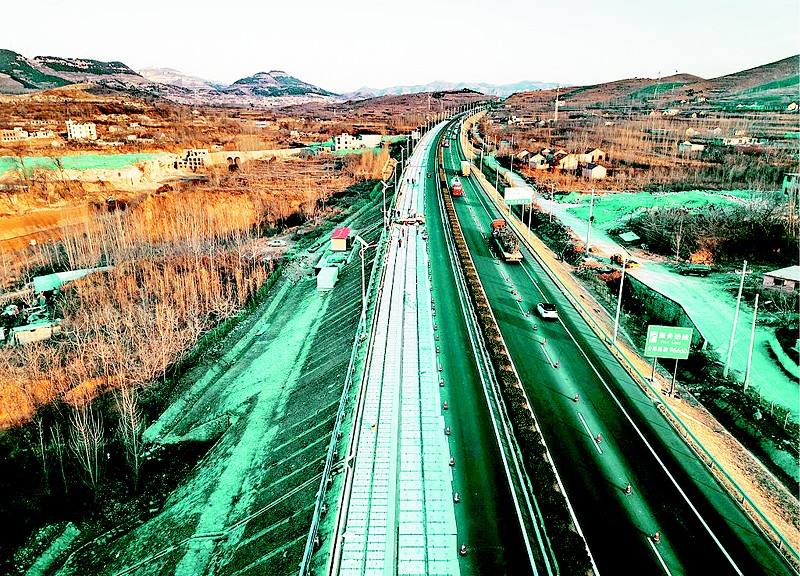 新媒關(guān)注全球首段光伏高速公路濟南通車：經(jīng)濟效益非常可觀