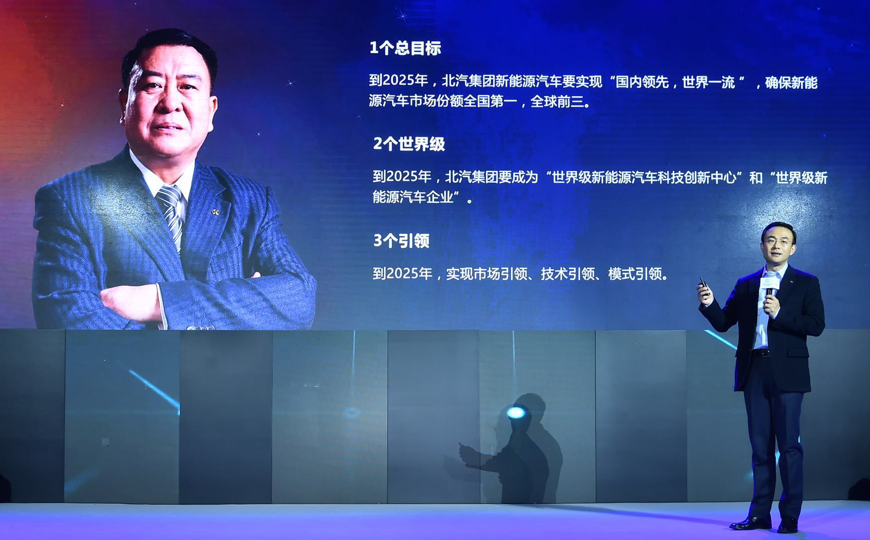 產(chǎn)銷(xiāo)首破10萬(wàn)+，北汽新能源“引領(lǐng)2025”戰(zhàn)略起錨