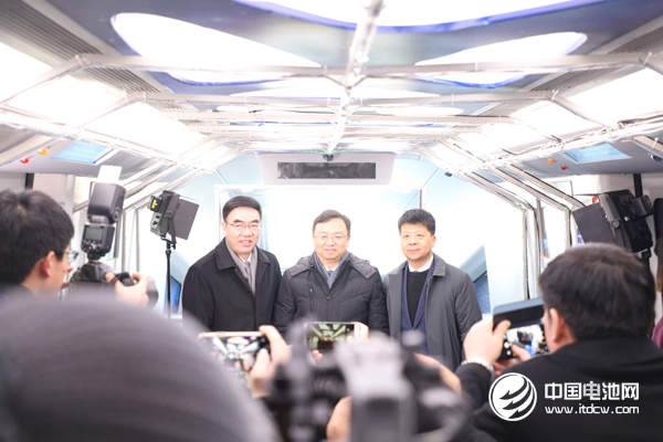 銀川市代市長楊玉經(jīng)、比亞迪董事長兼總裁王傳福、華為副董事長兼輪值CEO郭平共同見證云軌無人駕駛系統(tǒng)發(fā)布