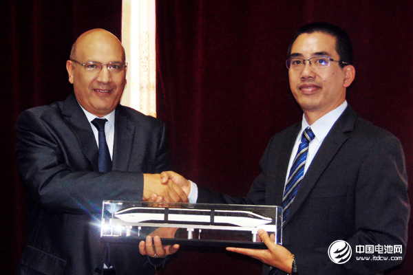 去年10月，比亞迪中東非洲汽車銷售事業部總經理黃志學（右）將云軌模型贈與埃及亞歷山大客運局長Khaled Eleiwa