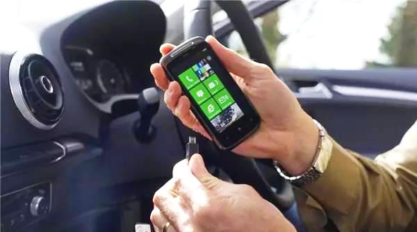 科普:開車給手機充電后果居然這么嚴重! 科普:開車給手機充電后果居然這么嚴重!