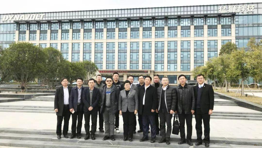 襄陽新能源汽車產(chǎn)業(yè)聯(lián)盟現(xiàn)雛形 猛獅動力鋰電池兩大基地共揚(yáng)帆