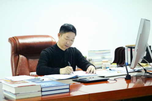 北京歐鵬巴赫新能源汽車股份有限公司 董事長 吳德貴