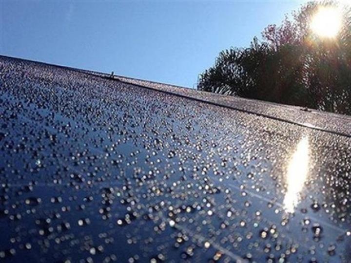 利用“摩擦納米發(fā)電機(jī)” 太陽(yáng)能電池雨天也能發(fā)電