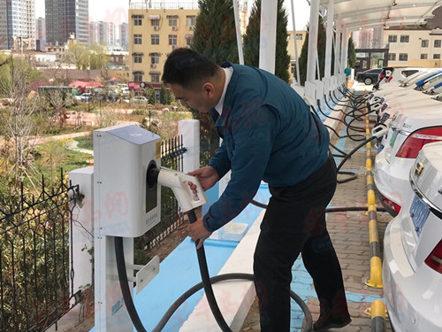 青島首設新能源汽車專用“公共停車區(qū)” 40分鐘快速充電