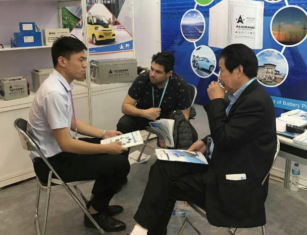 工作人員詳細解答客戶咨詢