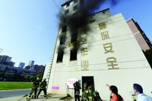 實驗中的一輛電動車起火后，產生大量濃煙