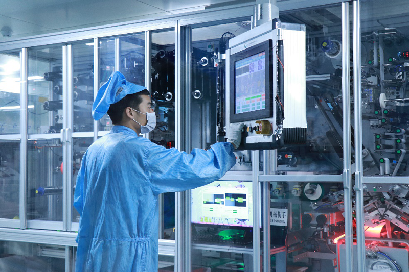 工作人員在卷繞機前觀測數(shù)據(jù)和卷繞程度