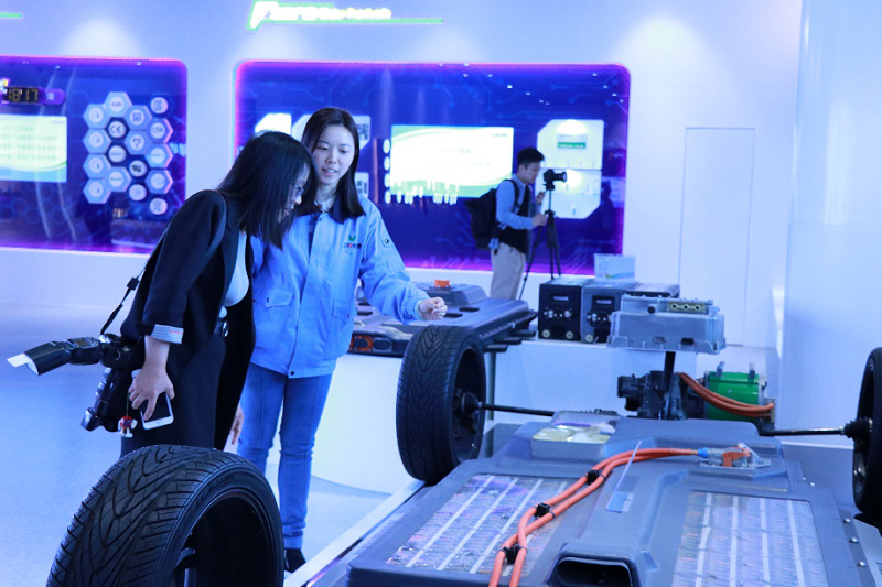 參觀者在純電動乘用車電池系統(tǒng)前駐足