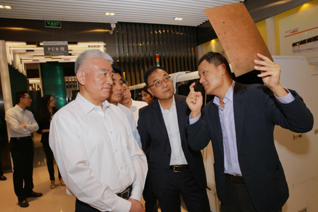 科技部部長(zhǎng)王志剛到大族激光調(diào)研  高云峰董事長(zhǎng)陪同