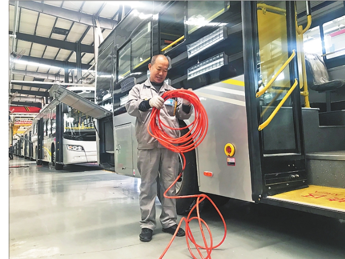 新能源客車生產現場。本報記者韓麗平攝