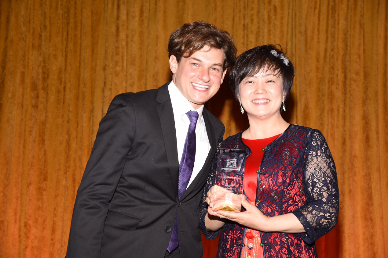 清潔能源戰(zhàn)略廣受認(rèn)可 比亞迪李柯榮膺“商業(yè)領(lǐng)袖”獎 清潔能源戰(zhàn)略廣受認(rèn)可 比亞迪李柯榮膺“商業(yè)領(lǐng)袖”獎