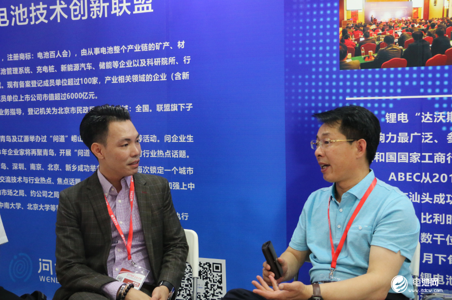 埃力生亞太材料部負責人陳金輪（左）鋰電“達沃斯”論壇組委會/電池百人會/中關村新型電池技術創新聯盟秘書長于清教（右）