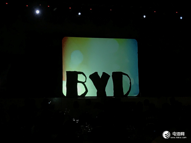 菲律賓當(dāng)?shù)卣埵澜缰拔鑸F、《亞洲達人秀》冠軍El Gamma Penumbra到場助陣。El Gamma Penumbra團隊成員用肢體拼出“BYD”。