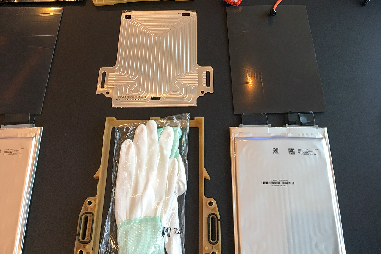 剖開電動汽車的心臟 在通用實驗室親手組裝動力電池 剖開電動汽車的心臟 在通用實驗室親手組裝動力電池