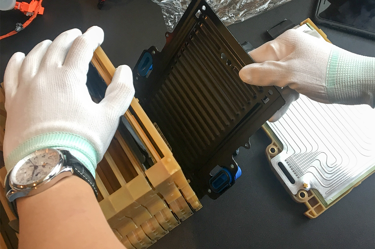 剖開電動汽車的心臟 在通用實驗室親手組裝動力電池 剖開電動汽車的心臟 在通用實驗室親手組裝動力電池