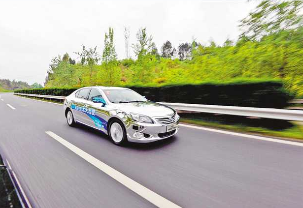 長安無人駕駛車在高速公路上飛馳